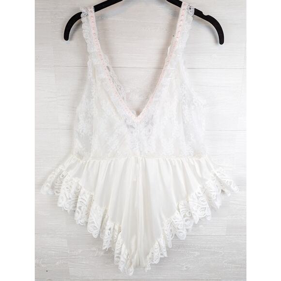 Elegant White Lace Chemise - Picture 2 of 11